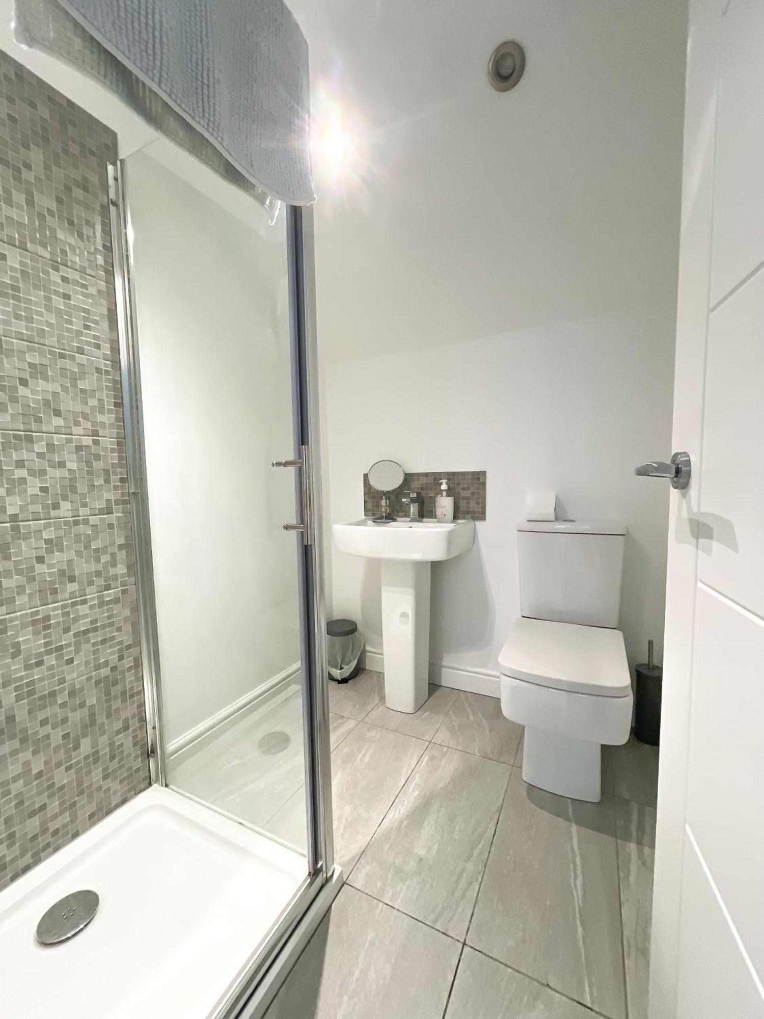 10Min To City - Free Parking - Private Studio - Contractor Friendly マンチェスター エクステリア 写真